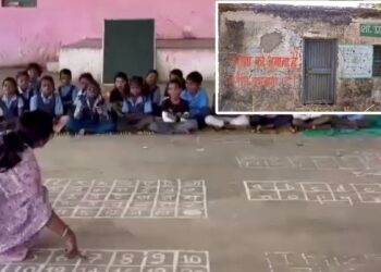 बच्चों के पास न स्कूल की छत, न ब्लैकबोर्ड… फर्श पर लिखी वर्णमाला ही बनी एकमात्र सहारा, टीन शेड के नीचे पढ़ने को मजबूर 37 मासूम