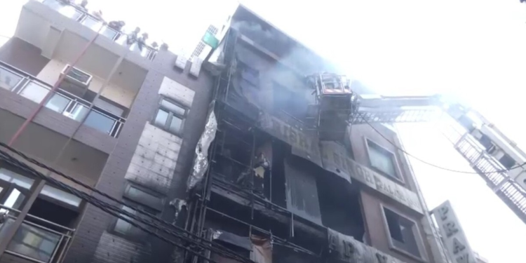 दिल्ली: 5 मंजिला इमारत में लगी आग, 3 बच्चों सहित 9 लोगों की जलकर मौत
