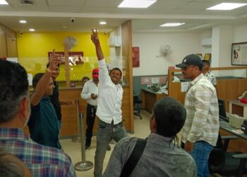 बैंक पहुंचते ही ढोल पर डांस करने लगा किसान, Video Viral, जानें वजह