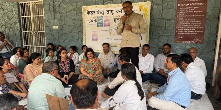 एम्स में कैडर रिव्यू को लेकर कर्मचारियों का प्रदर्शन, 20 मार्च तक अल्टीमेटम, नहीं मानी मांग तो भूख हड़ताल