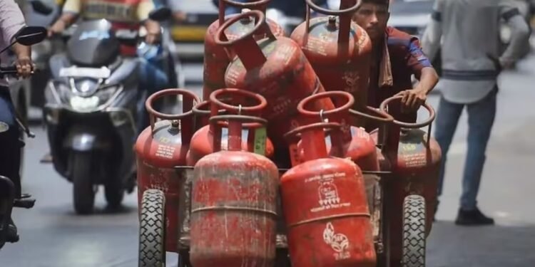 सिलेंडर की शिकायत पर मिलेगी लैपटॉप-प्रिंटर की जानकारी? MP सरकार के विज्ञापन में भारी चूक, HP गैस की जगह छाप दिया कंप्यूटर कंपनी का नंबर