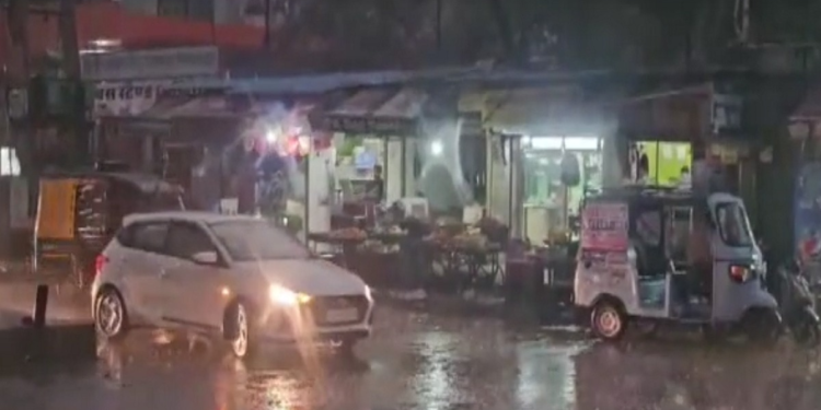 दिल्ली-NCR में बदला मौसम का मिजाज, तेज हवाओं के साथ झमाझम बारिश