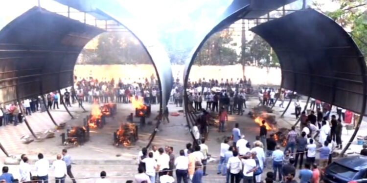 एक साथ जलीं 7 चिताएं… इंदौर में EV चार्जिंग ब्लास्ट से उजड़े परिवार, 3 मंजिला मकान स्वाहा, गर्भवती बहू और 2 बच्चों समेत 8 की मौत