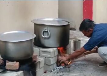 अस्पताल में चूल्हे पर बन रहा मरीजों का खाना…,सतना में गैस सिलेंडर की ऐसी किल्लत