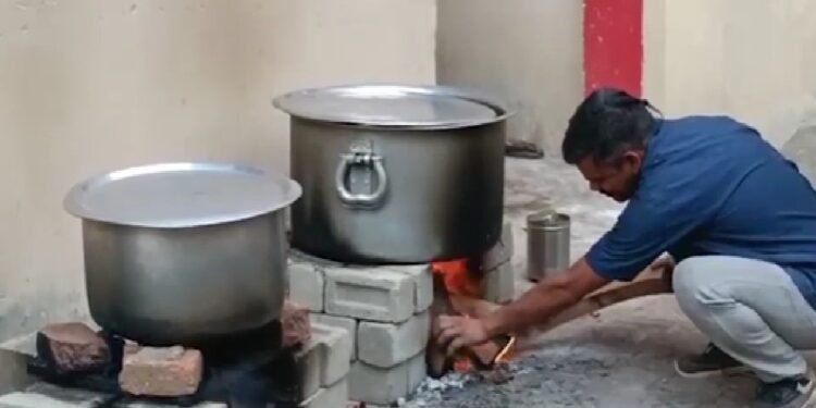 अस्पताल में चूल्हे पर बन रहा मरीजों का खाना…,सतना में गैस सिलेंडर की ऐसी किल्लत