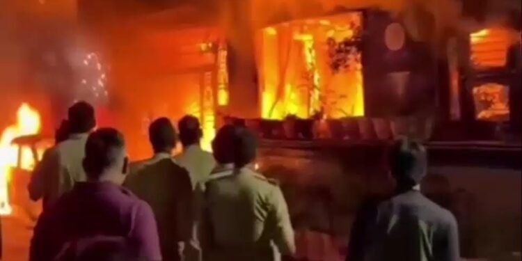इंदौर: EV कार के चार्जिंग प्वाइंट में हुआ ब्लास्ट, पूरे घर में लग गई आग… 8 लोग जिंदा जले