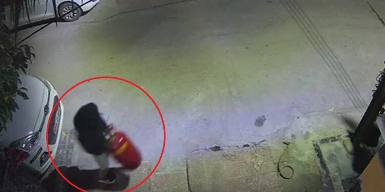 पूर्व जिला जज के घर से 4 सिलेंडर चोरी, CCTV में दिखे आधी रात बाइक से आए चोर