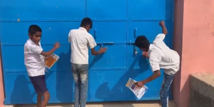 स्कूल में टीचर्स और प्रिंसिपल की चिकन पार्टी, बाहर खड़े गेट पर लाते मारते रहे छात्र