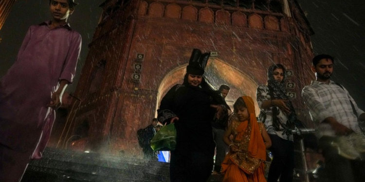 Delhi Weather: धूल भरी आंधी-बारिश और बिजली… दिल्ली में आज भी मौसम खराब, IMD ने जारी किया ऑरेंज अलर्ट