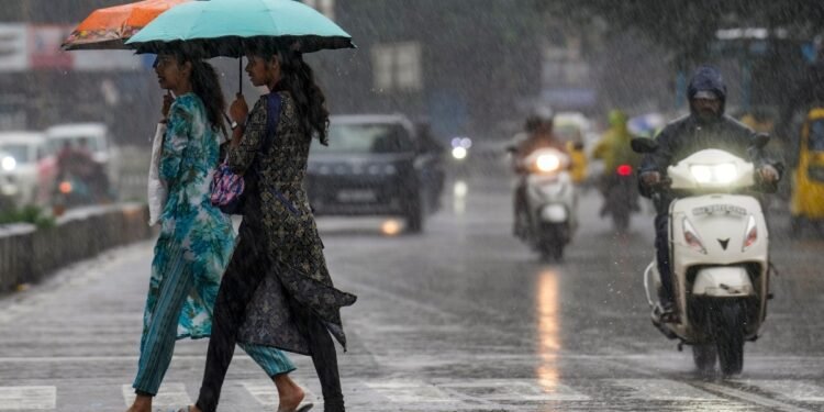 बारिश के बाद दिल्ली-NCR के कई इलाके लबालब, जगह-जगह ट्रैफिक जाम