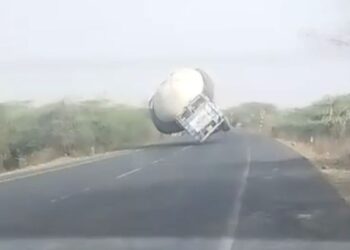 ‘रुको… रुको… चीखती रही पुलिस, नहीं माना चालक… फिर हाइवे पर पलट गया तिरछा दौड़ रहा ट्रक