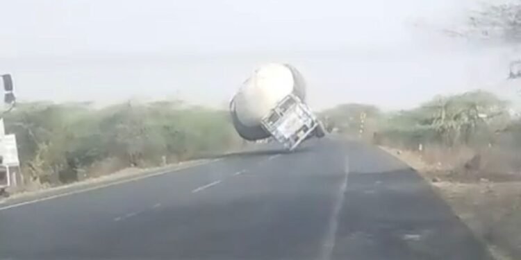 ‘रुको… रुको… चीखती रही पुलिस, नहीं माना चालक… फिर हाइवे पर पलट गया तिरछा दौड़ रहा ट्रक