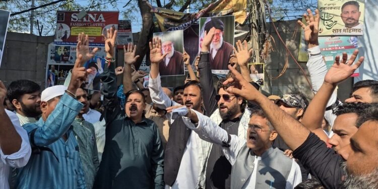 ओखला विहार: लोगों ने नहीं मनाई ईद, नमाज के बाद ईरान पर हो रहे हमले का जताया विरोध