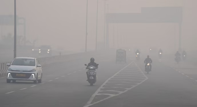 मार्च में इतना घना कोहरा! चौंक गए दिल्ली-NCR वाले, बारिश के बाद गिर गया तापमान
