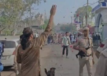 दिल्ली: उत्तम नगर में ईद पर जवानों पर हुई पुष्प वर्षा, ईदगाह कमेटी ने बरसाए फूल- VIDEO