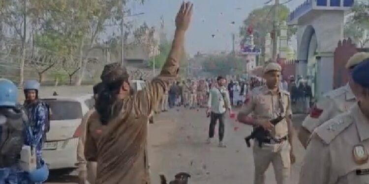 दिल्ली: उत्तम नगर में ईद पर जवानों पर हुई पुष्प वर्षा, ईदगाह कमेटी ने बरसाए फूल- VIDEO