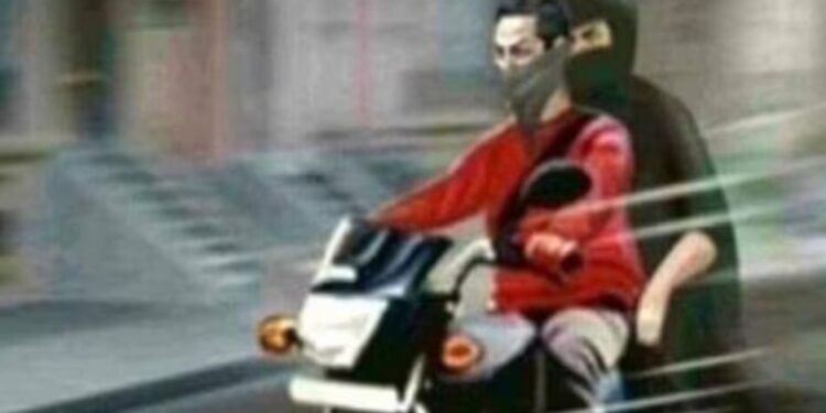 ‘चोर-चोर’ की गूंज और अफरा-तफरी… दिल्ली में मोबाइल छीनकर भागे बदमाश, महिला ने पीछा कर सिखाया सबक