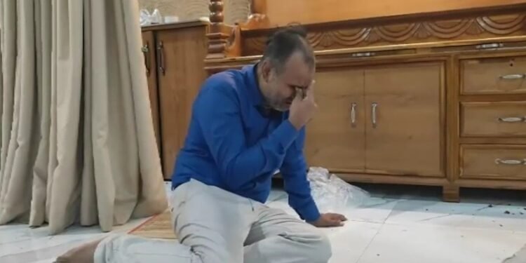 VIDEO: ‘कहां चले गए मेरे भगवान…’मंदिर में नहीं मिली मूर्तियां, फफक कर रो पड़ा श्रद्धालु