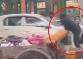Video: ट्रैफिक पुलिसकर्मी को कार के बोनट पर घसीटा, ड्राइवर ने भागने की कोशिश में मारी टक्कर