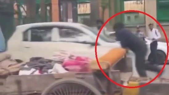 Video: ट्रैफिक पुलिसकर्मी को कार के बोनट पर घसीटा, ड्राइवर ने भागने की कोशिश में मारी टक्कर