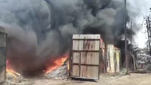 इंदौर के प्लास्टिक गोदाम में लगी भीषण आग, धुएं से आसपास के घरों की महिलाएं हुईं बेहोश