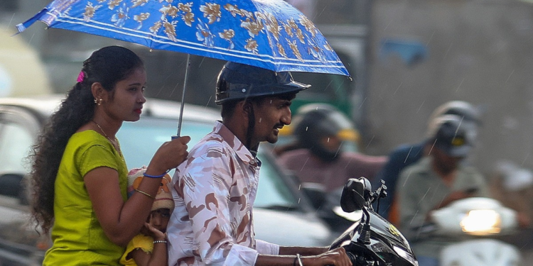 Rainy Monday… कूल-कूल वीकेंड के बाद फिर पानी-पानी हुईं दिल्ली-NCR की सड़कें