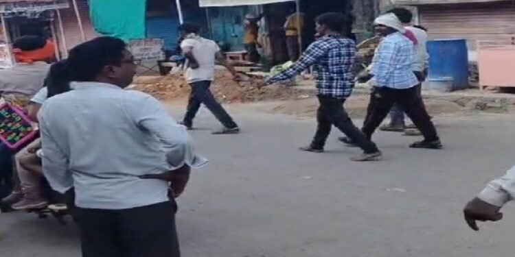 भतीजा लेकर भागा शादीशुदा महिला… सरपंच पति के मुंह पर कालिख पोती, जूतों की माला पहनाकर बाजार में निकाला जुलूस