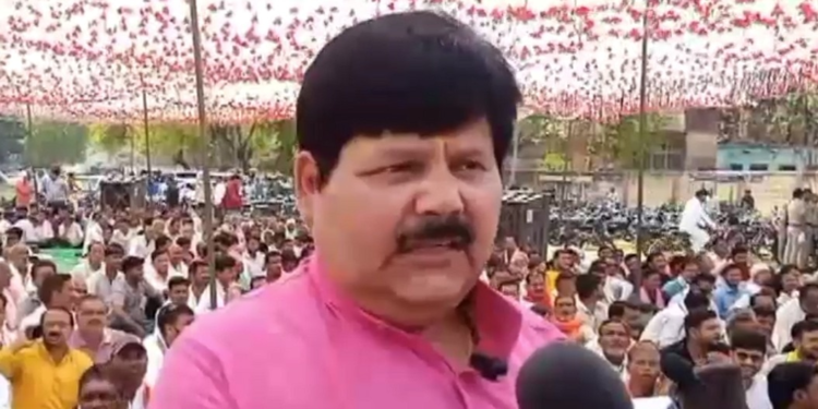 ‘फूंकेंगे तो पाकिस्तान में जाकर गिरोगे’, भाजपा विधायक अंबरीश शर्मा की अफसरों को चेतावनी, अपनी ही सरकार के खिलाफ दिया धरना