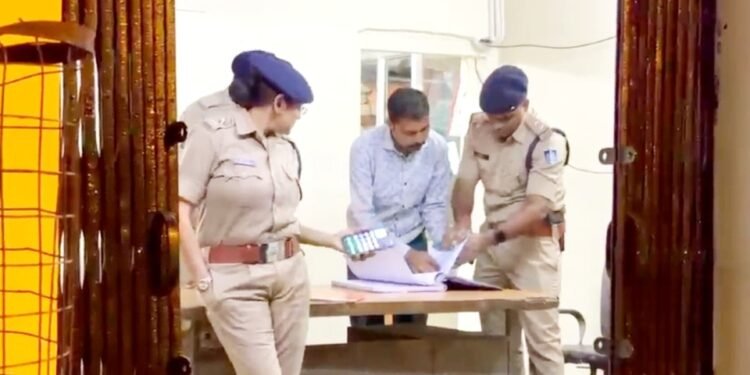 गुना कैश कांड में नया मोड़, ट्रेनी IPS के सामने पुलिसकर्मियों ने खुद को बताया बेगुनाह, कारोबारी बोला- मुझे कोई शिकायत नहीं