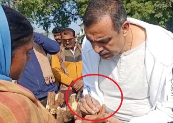 ‘काम न हो तो मुझे कॉल करना…’, महिला की हथेली पर लिखा था अपना नंबर, IAS विकास मिश्रा अब सीधी के नए कलेक्टर
