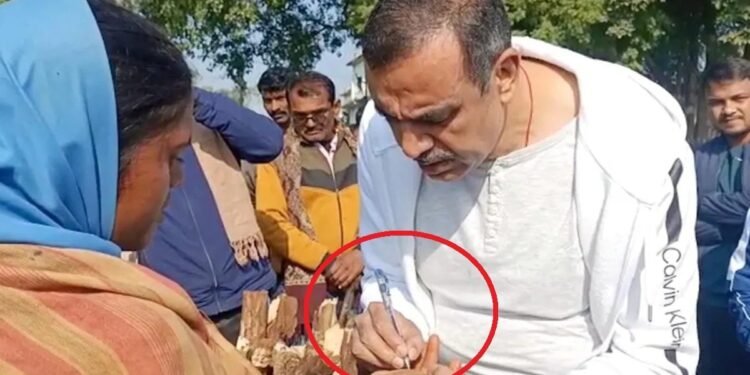 ‘काम न हो तो मुझे कॉल करना…’, महिला की हथेली पर लिखा था अपना नंबर, IAS विकास मिश्रा अब सीधी के नए कलेक्टर