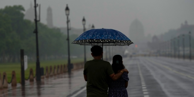 Delhi Weather: दिन सुहावने और रातें ठंडी… दिल्ली में मार्च में नहीं पड़ेगी भीषण गर्मी, जानें आज का मौसम
