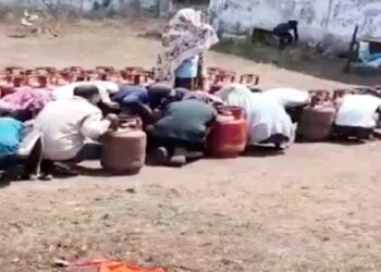 गैस सिलेंडर लेने गए थे लोग, मधुमक्खियों के झुंड ने बोल दिया धावा… Video में दिखा अफरा-तफरी का मंजर