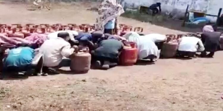 गैस सिलेंडर लेने गए थे लोग, मधुमक्खियों के झुंड ने बोल दिया धावा… Video में दिखा अफरा-तफरी का मंजर