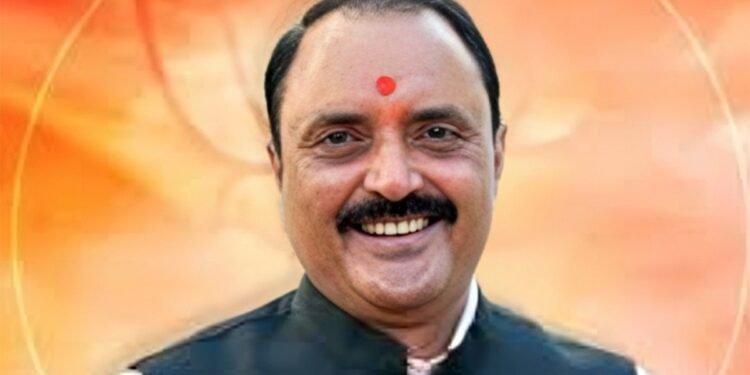 MP: सरकारी कार्यक्रम में नहीं पहुंचे मंत्री तो बेटा ही बन गया चीफ गेस्ट, कांग्रेस ने उठाए सवाल