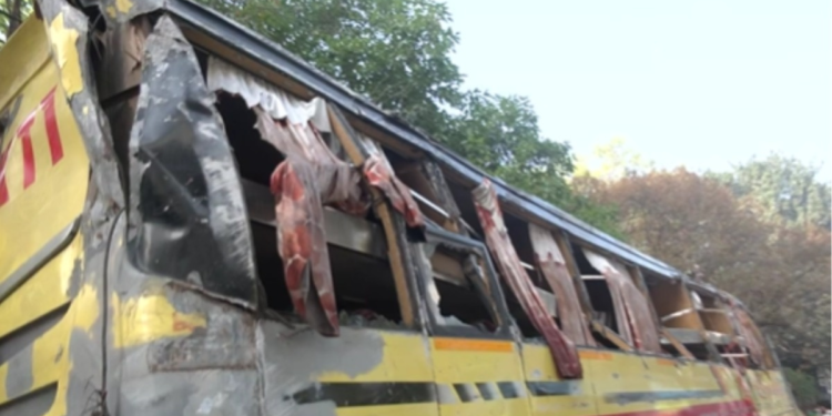 दिल्ली के करोल बाग में पलटी डबल डेकर बस, 2 की मौत, कई घायल