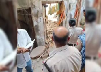 जर्जर मकान को तोड़ने में गिरी छत, गर्भवती महिला समेत दो मजदूर घायल
