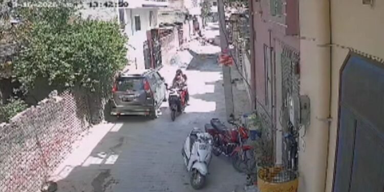 बहन संग फरार हो गई टीचर की पत्नी, 16 लाख के जेवरात भी समेट ले गई… घर में खुली पड़ी थी अलमारी