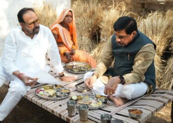 अपने जन्मदिन पर किसान के घर पहुंचे CM मोहन यादव, चारपाई पर बैठकर खाया खाना