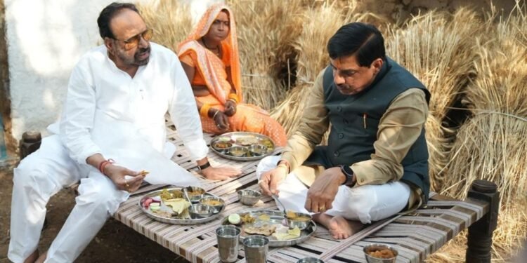 अपने जन्मदिन पर किसान के घर पहुंचे CM मोहन यादव, चारपाई पर बैठकर खाया खाना