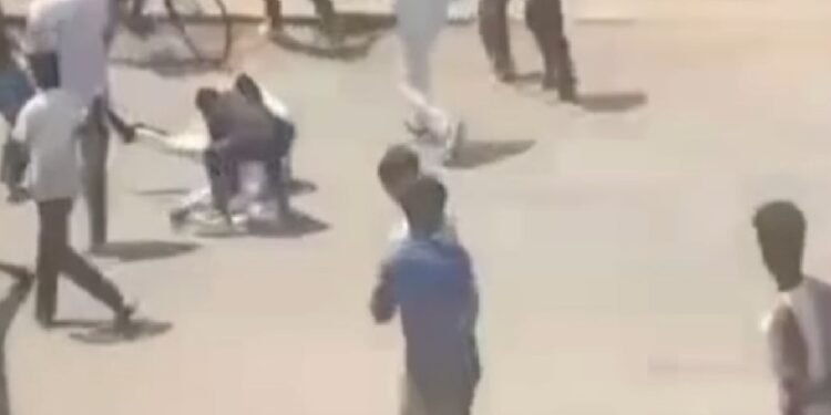 रोहतास में जमीन विवाद में युवक की पीट-पीटकर हत्या, सड़क पर घसीटने का वीडियो वायरल