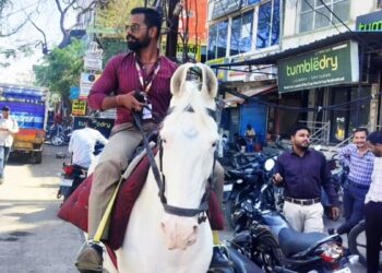 पेट्रोल पंपों पर लंबी लाइन, बुलेट छोड़ घोड़े पर बैंक पहुंचा कर्मचारी, Video