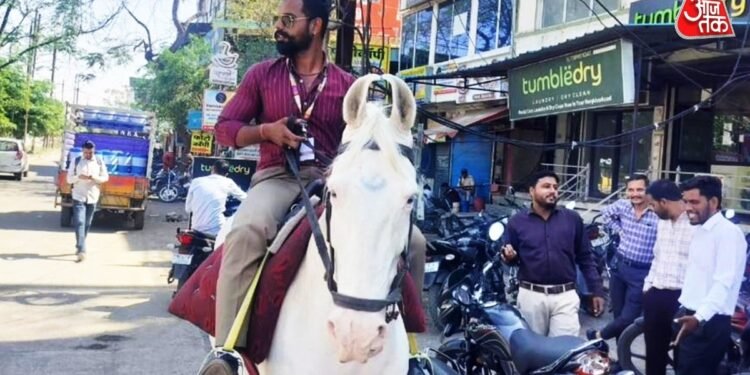 पेट्रोल पंपों पर लंबी लाइन, बुलेट छोड़ घोड़े पर बैंक पहुंचा कर्मचारी, Video