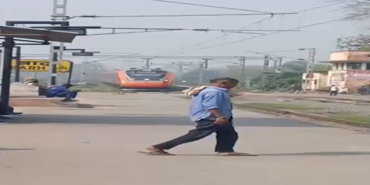 गुटखा थूकने ट्रैक की तरफ बढ़ा शख्स, तभी आ गई वंदे भारत ट्रेन… स्टेशन पर दर्दनाक मौत, Video