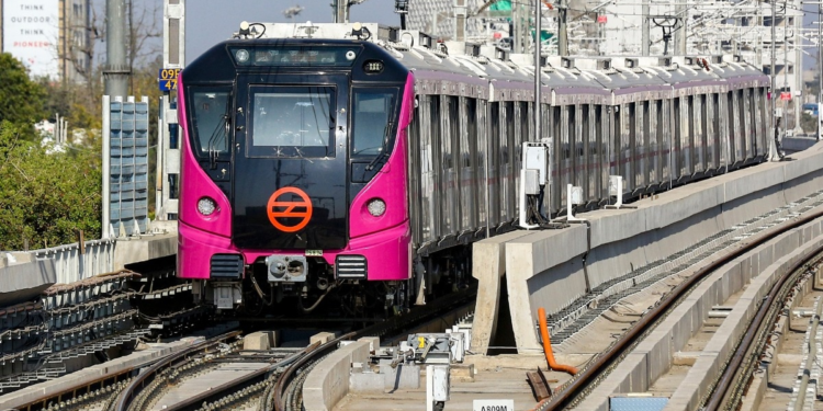 दिल्ली: जाफराबाद स्टेशन पर धमाके के बाद हड़कंप, पतंग के मांझे ने अटका दी मेट्रो यात्रियों की सांसें