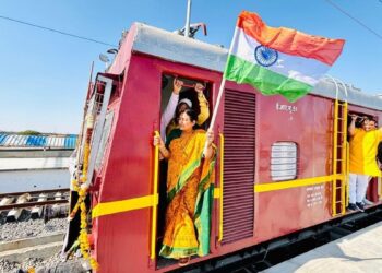 दशकों का इंतजार खत्म, पटरी पर दौड़ा इंजन… पन्ना और धार में रेल ट्रायल रन सफल, लोगों ने फूल बरसाकर किया स्वागत