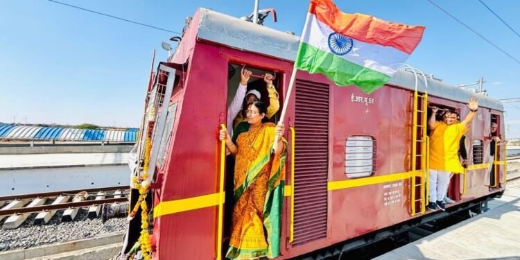 दशकों का इंतजार खत्म, पटरी पर दौड़ा इंजन… पन्ना और धार में रेल ट्रायल रन सफल, लोगों ने फूल बरसाकर किया स्वागत