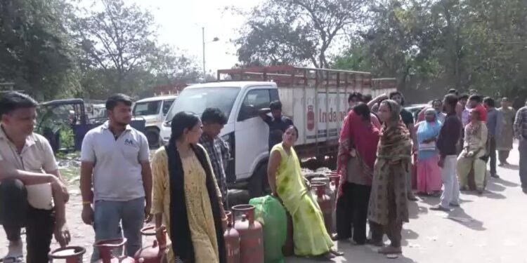 एजेंसी के बाहर लंबी कतारें, तो कहीं चोर ही ले उड़े सिलेंडर… देशभर में LPG संकट के साथ पैनिक बाइंग