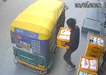 दिल्ली: ऑटो से आए चोर, डेयरी के बाहर से चुरा ले गए 9 कैरेट दूध- VIDEO