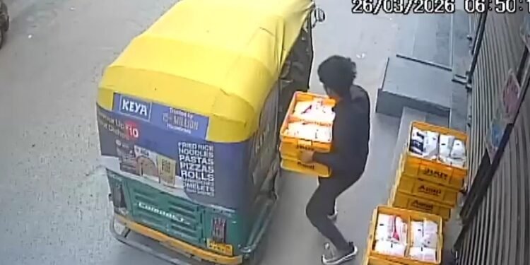 दिल्ली: ऑटो से आए चोर, डेयरी के बाहर से चुरा ले गए 9 कैरेट दूध- VIDEO